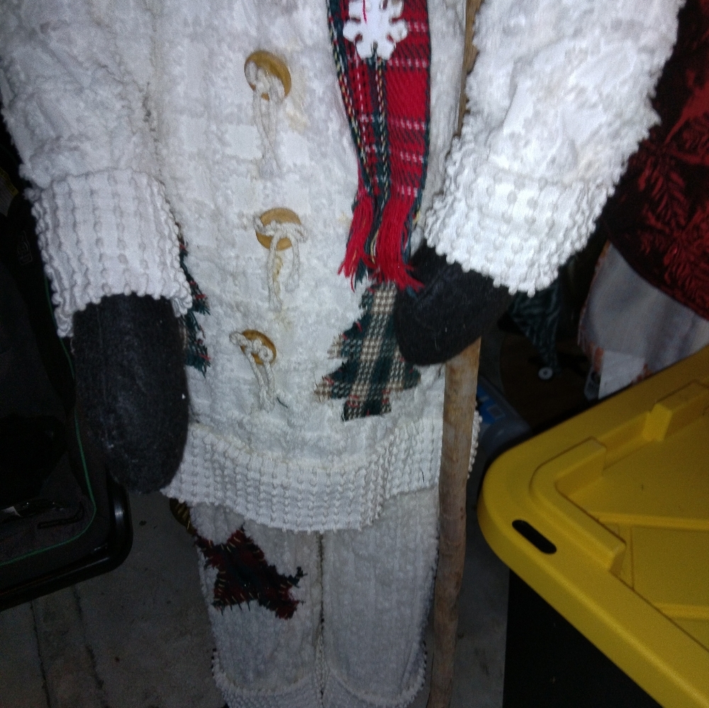 30 inch tall Frosty the Snowman Birdhouse Greeter. - Picture 2 of 3